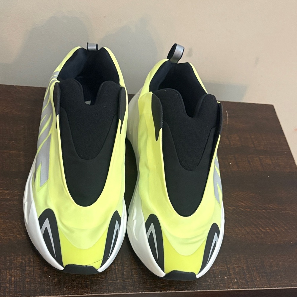 Men's Slip-On Athletic Sneakers in Neon Yellow and Black